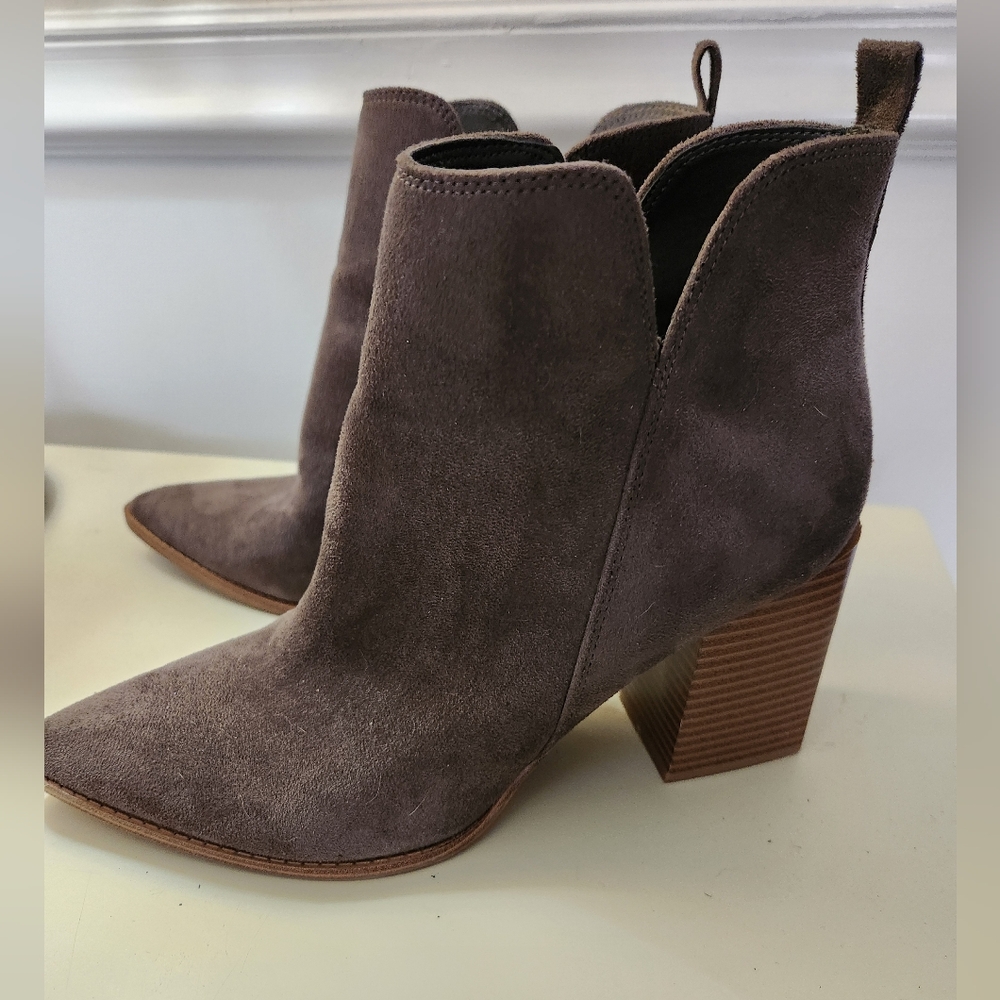Nine West Gray Ankle Boots with Chunky Heel and Sleek Design